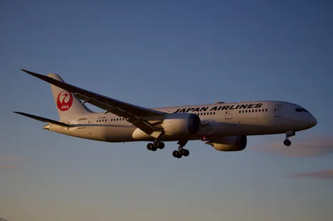 夕暮れ、着陸態勢のJAL機