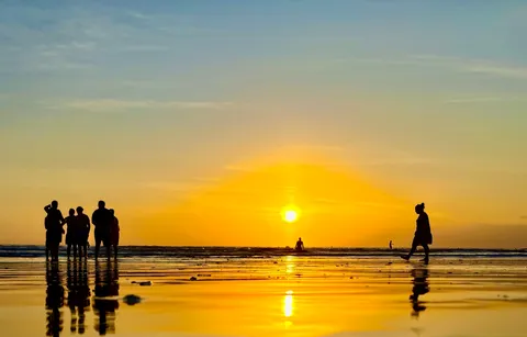 まばゆい夕景と人影