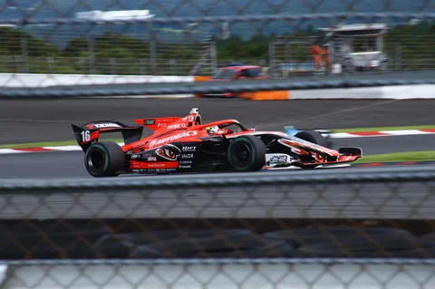疾走する赤と黒のレーシングカー