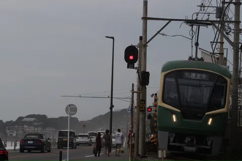 赤信号と緑の電車、すれ違い