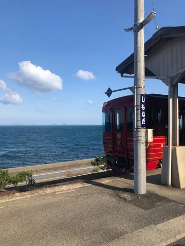 潮風と線路、青い空