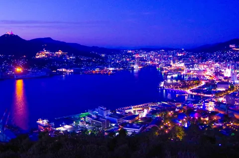 都市の灯が輝く幻想の夜