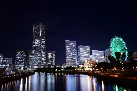 光がきらめく海辺の夜景