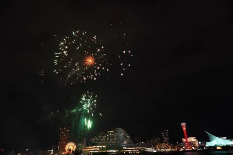 夜空に花が咲く都市