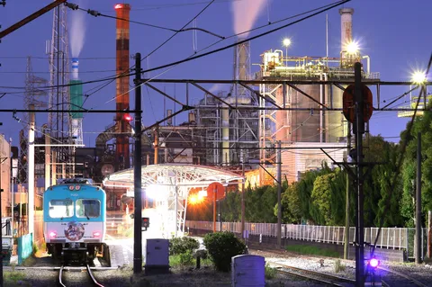 煌めく工場夜景と行き交う列車