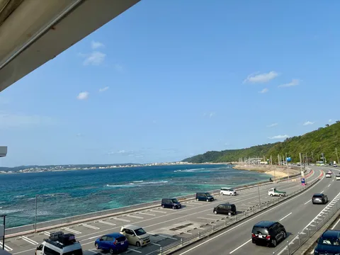 海辺の道と青い海