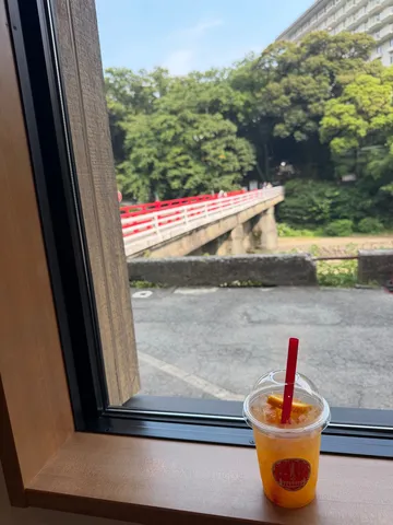 緑と橋と、一杯のオレンジ