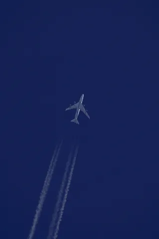 青空を切る飛行線