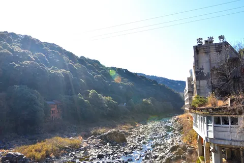 定光寺と渓谷の風景