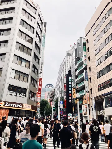 看板通りのにぎわい