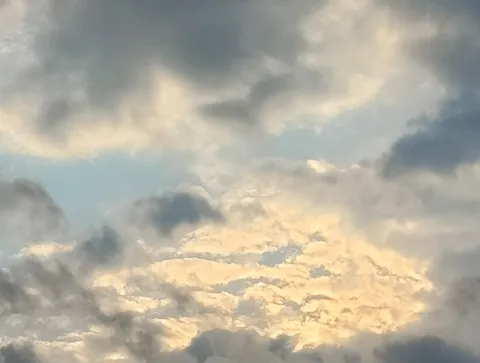 雲の隙間に光の輪