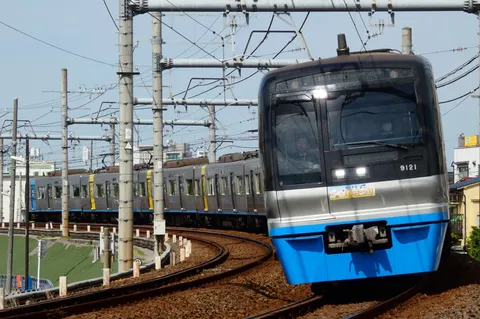 カーブを曲がる列車の力強さ