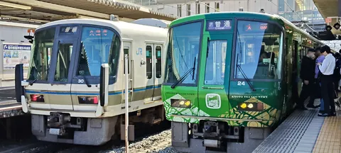 個性際立つ、隣り合う列車