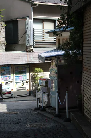 自販機と昭和レトロな路地裏
