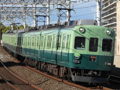 緑の通勤電車、都会の風景