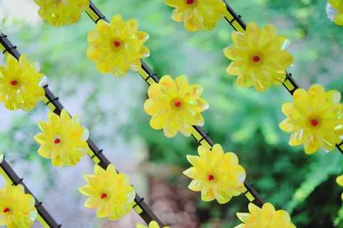 風に舞う、光の花々