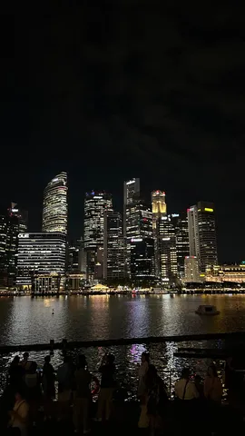 夜景に映る水面の光