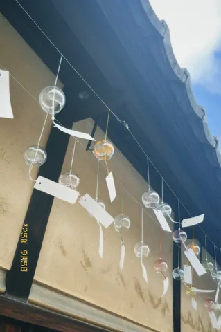 風に揺れるガラス球