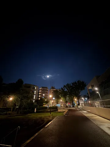 都会の夜空に浮かぶ月