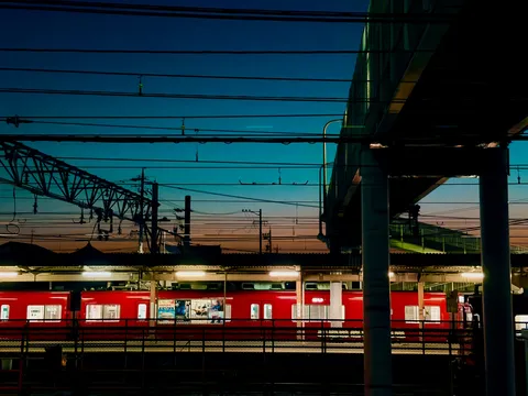 夕暮れを走る赤い列車