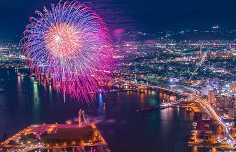 湾岸を彩る夜空の大輪