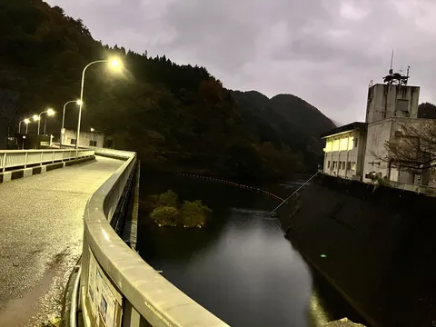 静寂を照らす橋の風景
