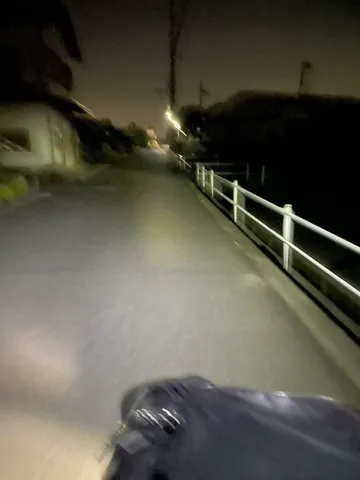 夜道、電飾の光跡