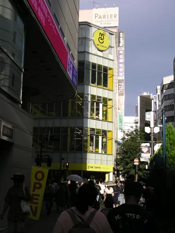 現代都市の日常風景、活気と静寂