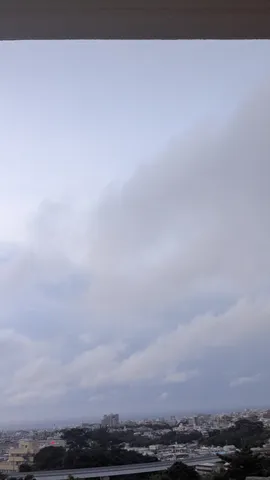 雲が主役の街並み