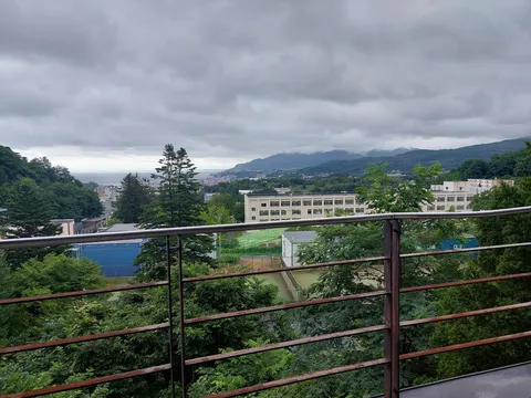 霧雨の街と海風