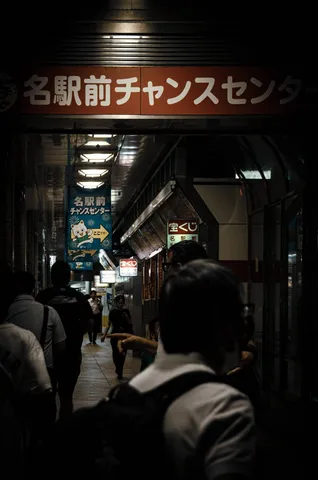 夜の市場通路に灯る光