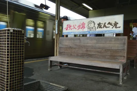 列車の疾走と、佇むベンチ