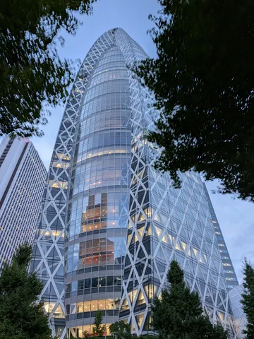 都会の夜景、未来への架け橋