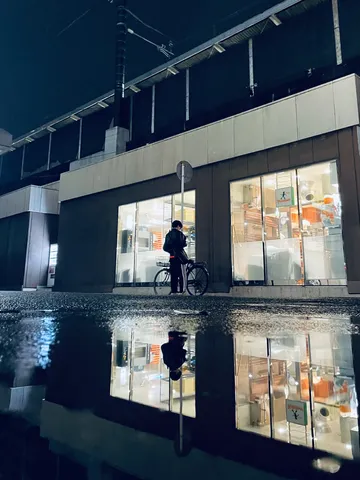 雨上がりの夜、映る世界