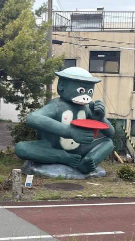 あの帽子と皿は何だろう？