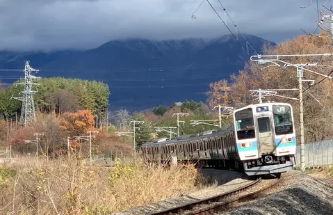 光と影、山裾を行く鉄路