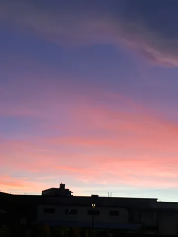 夕暮れの宙色と街の影