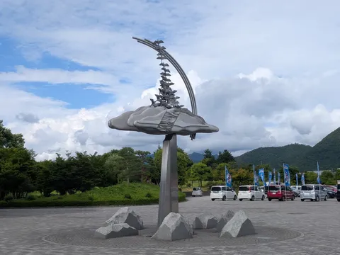 雲の上にそびえる、空飛ぶ彫刻