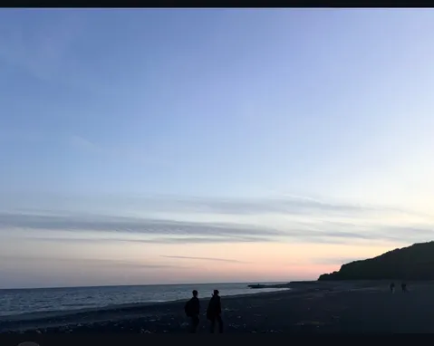 夕暮れの海辺、二人