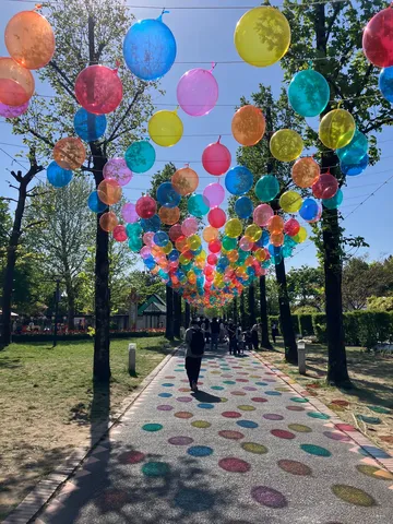 空に浮かぶカラフルな道