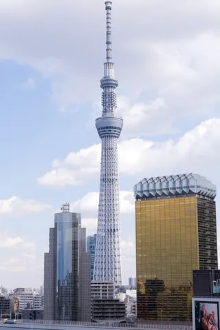 空へ伸びる東京スカイツリーと黄金のビル