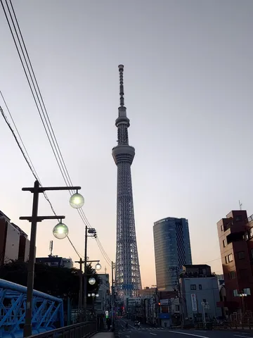 タワー見上げる、暮れなずむ街