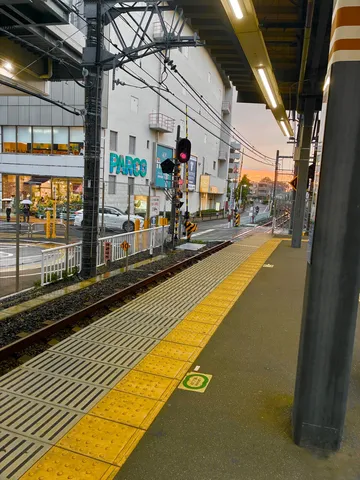 夕暮れ時、静かな駅のホーム