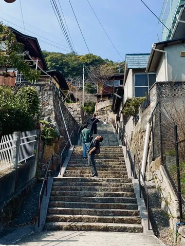 石段の先に広がる日常風景
