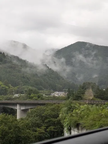 霧に包まれた山里の静景