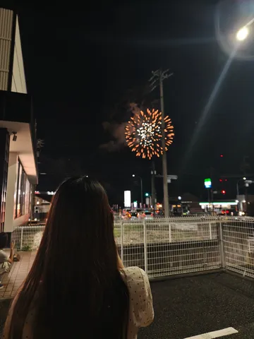 夜空に花火と誰かの影
