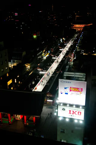 夜の灯りと賑わいのコントラスト