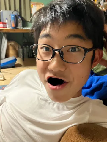 開いた口元が印象的な瞬間