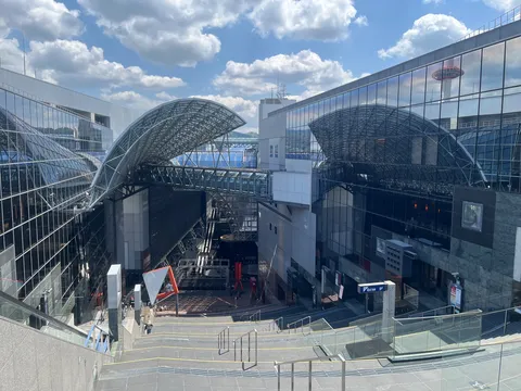未来都市のような巨大空間