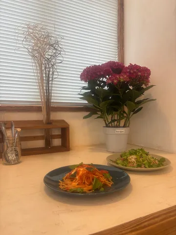 窓辺で楽しむ心地よい食卓